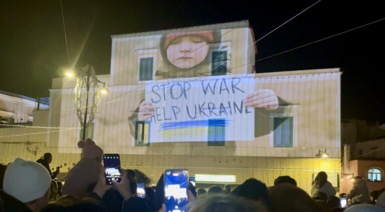 Forio accende il Natale con un messaggio di pace: “Stop War, Help Ukraine”