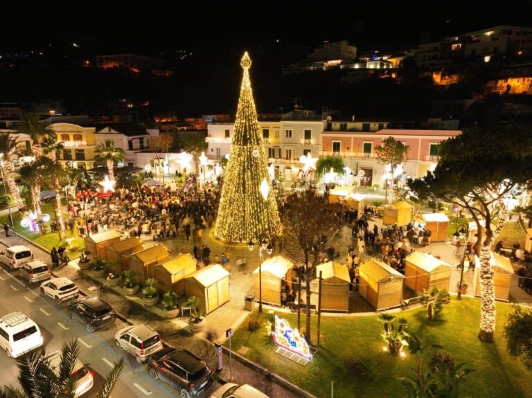 Casamicciola si illumina di magia: inaugurato il Natale tra luci, musica e sorrisi