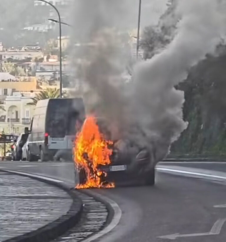 Auto in fiamme a Casamicciola: paura su strada 