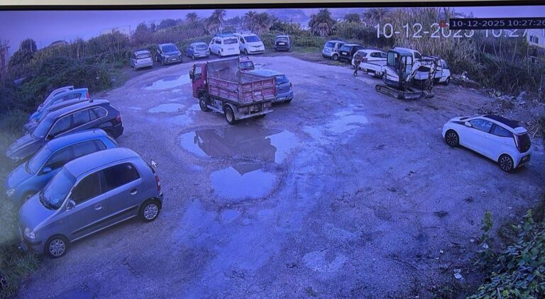 Procida, bonifica in corso al parcheggio di via Cavone: rimossi veicoli abbandonati e rifiuti