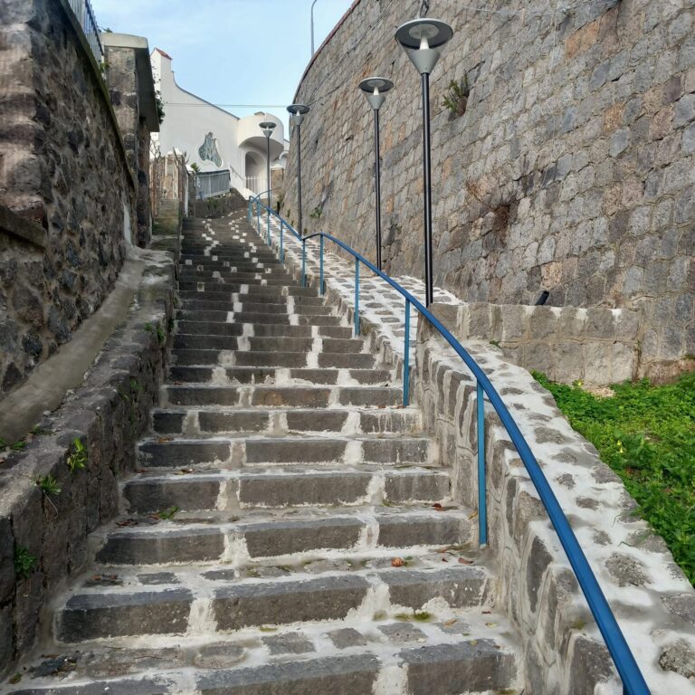 Via Pendio del Gelso, lavori quasi completati: interventi per sicurezza e decoro urbano a Barano