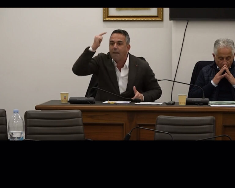 STANI VERDE TUONA IN AULA: “BASTA FANGO! NESSUNO MI PUÒ INTIMORIRE”