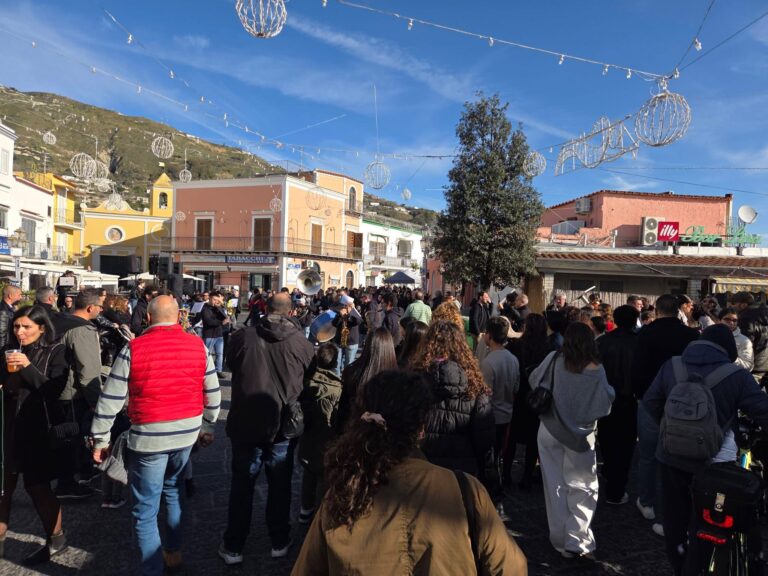 Momenti di tensione al brunch natalizio di Panza: uomo armato fermato dalla Polizia Municipale