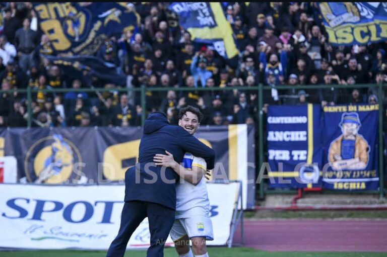 Ischia Calcio, gli auguri del Presidente Lauro: “La vittoria contro la Nocerina è il nostro regalo di Natale”