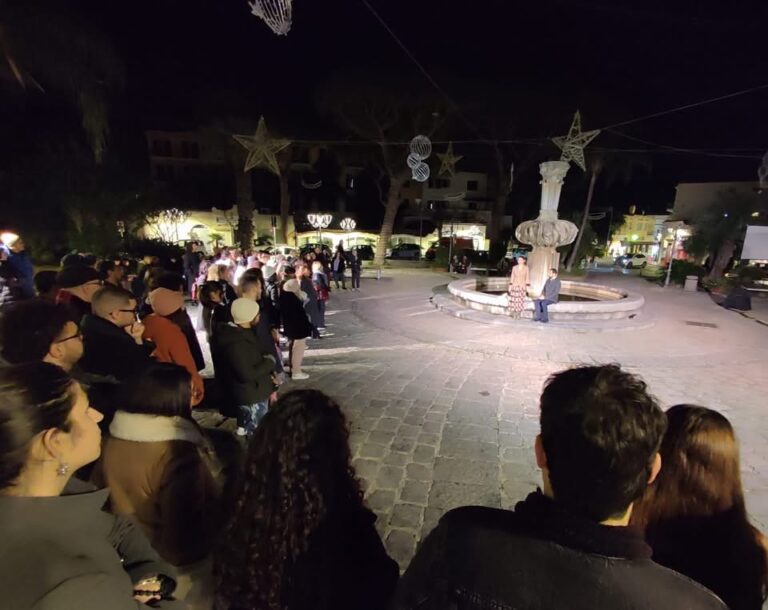La magia delle “Notti Bianche” incanta piazza Santa Restituta, teatro sotto le stelle per una sera