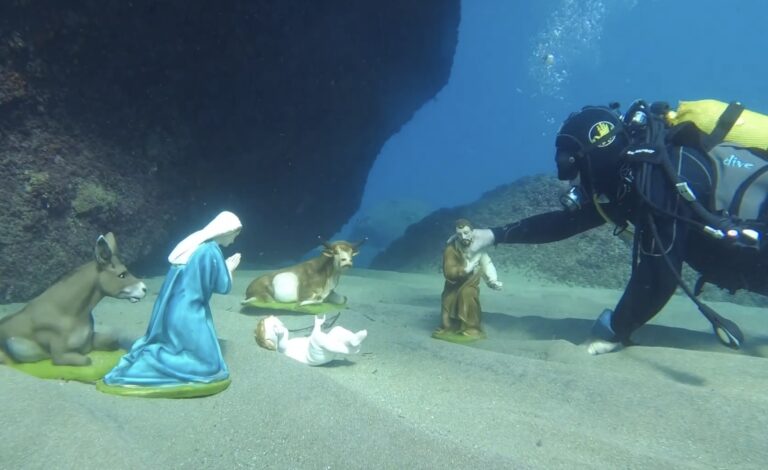 Là dove la Luce Danza tra le Onde: il Presepe Subacqueo di ASD Diving Agency che Incanta Ischia