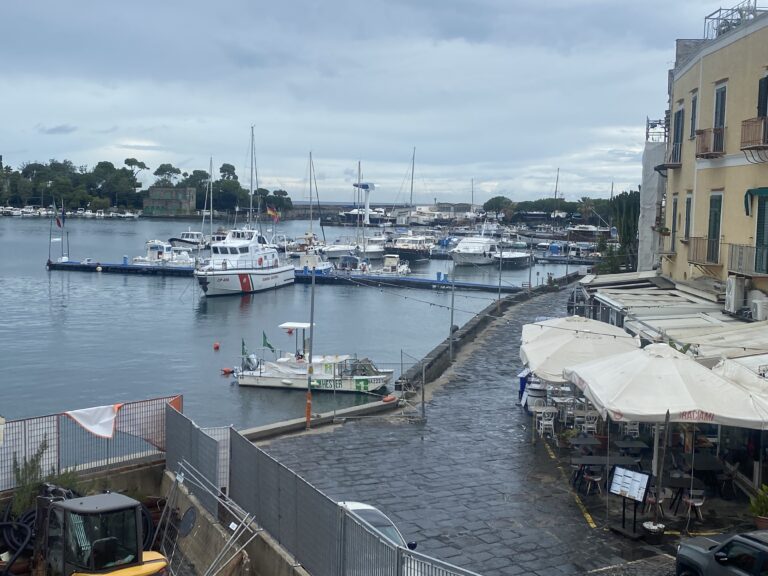 Ischia, approvato il progetto per la rifunzionalizzazione del porto: nuovi pontili e servizi per maxi yacht