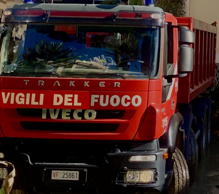 Vigili del fuoco in azione a Casamicciola Terme: incendio in via Monte della Misericordia