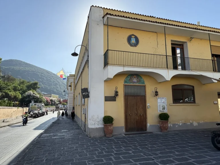 Ischia: ordinanza di demolizione per opere abusive in Via dello Stadio