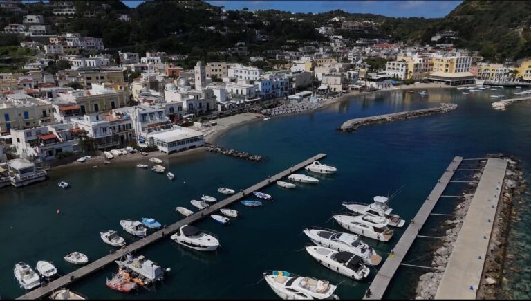 Lacco Ameno, approvati i nuovi schemi di contratto per la concessione dei posti barca all’approdo turistico