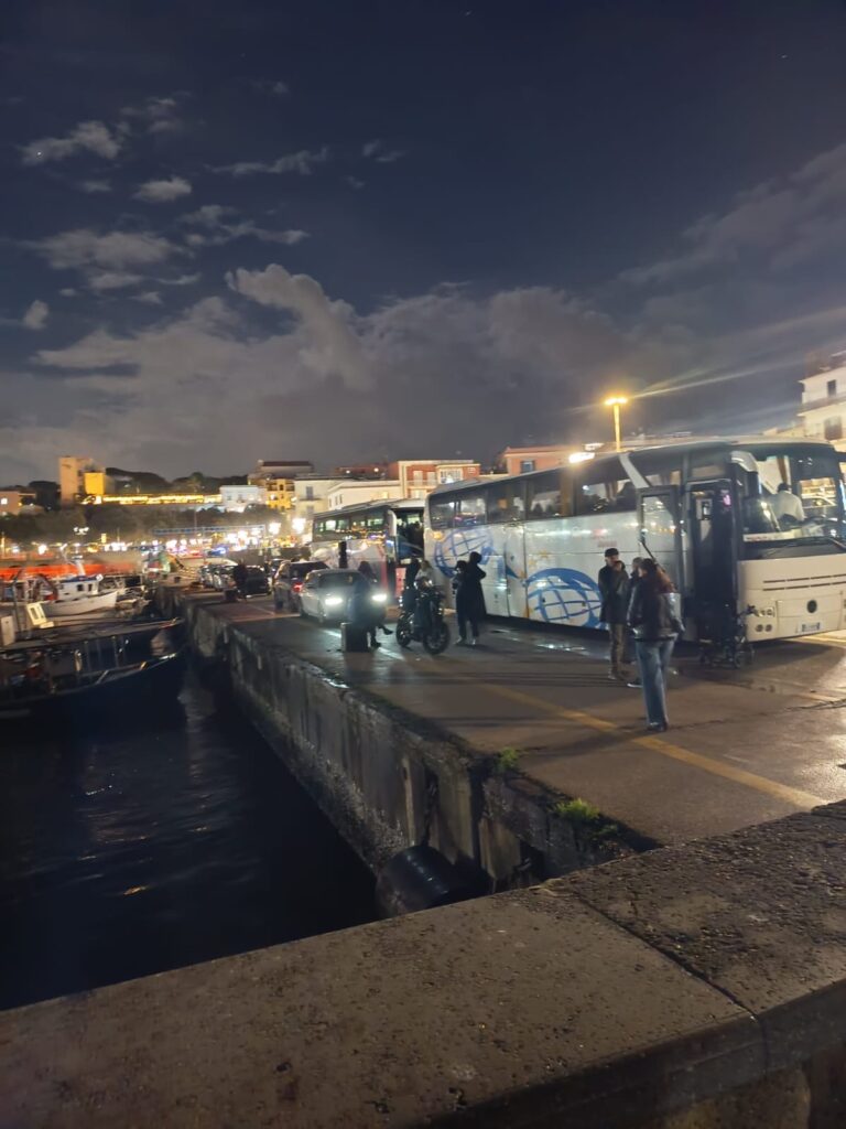 Disservizi sulle vie del mare: Medmar in ritardo, passeggeri in attesa in banchina a Pozzuoli