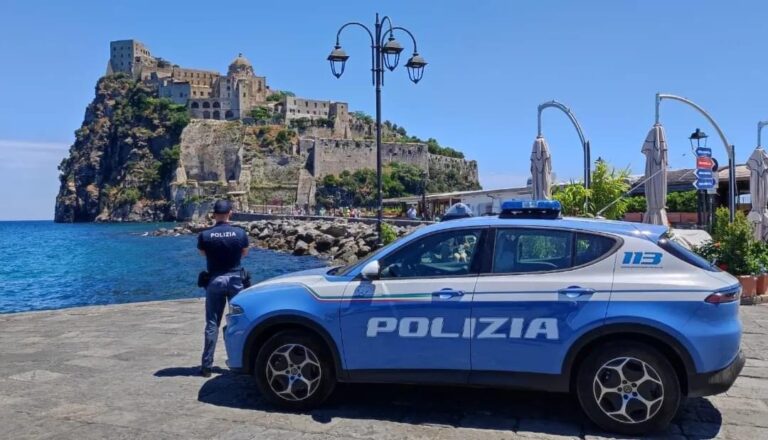 Ischia, giovane armato in un negozio: denunciato 18enne grazie a YouPol