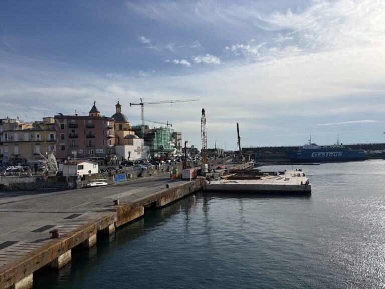 Porto Pozzuoli, ancora ritardi sul pontone: Ischia teme per la stagione turistica 