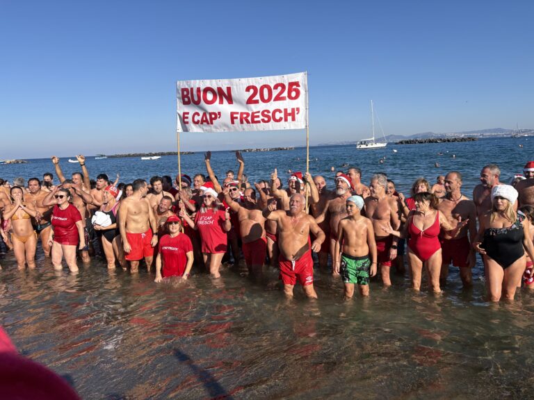 Ischia, esplosione di energia: 150 le Cape Fresche per il Tuffo di Capodanno alla spiaggia di S.Pietro