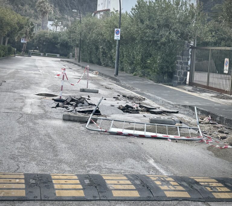 Pericolo a Citara: asfalto sollevato lungo la strada, transenne divelte. Allarme sicurezza