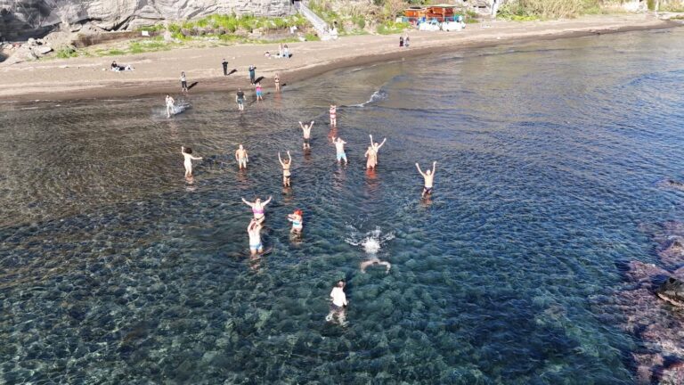 Procida rinnova il tuffo di Capodanno tra sole, mare limpido e natura incontaminata