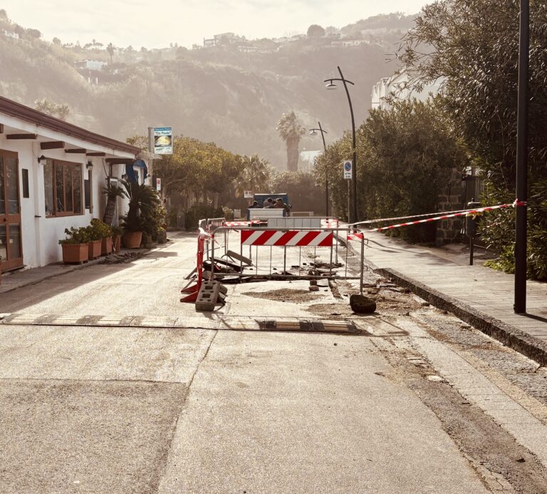 Citara, asfalto divelto, il sindaco Verde interviene in sicurezza e chiarisce: non è incuria ma frutto di lavori eseguiti male