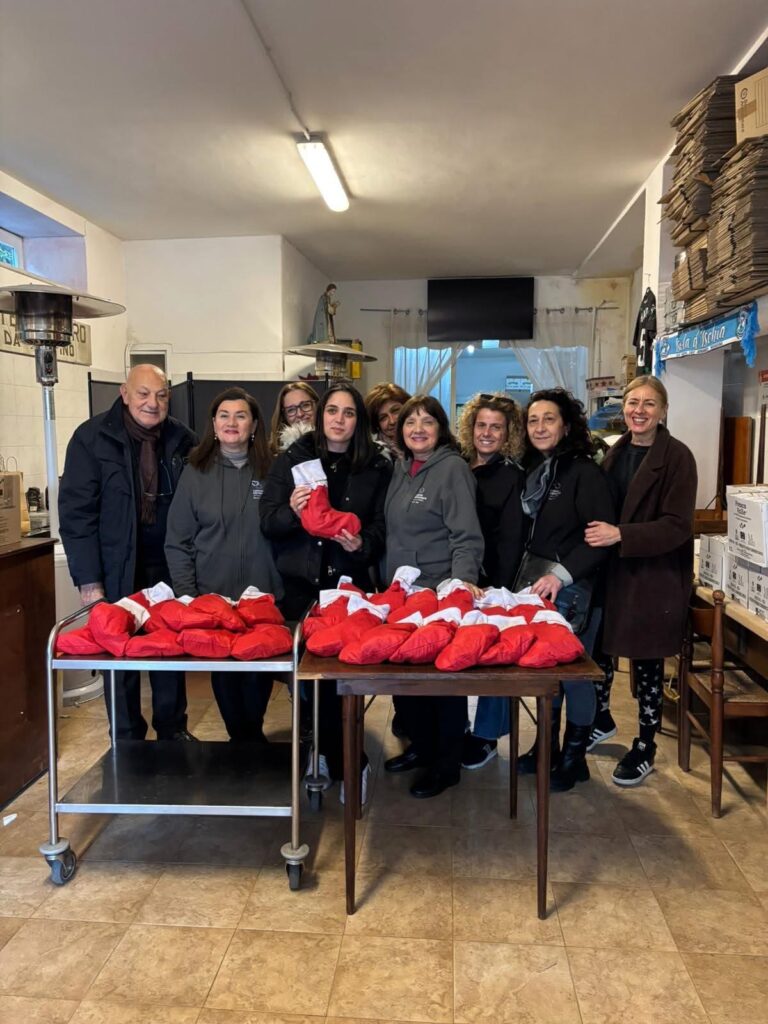 Il ricordo di Mariano diventa dono: le calze di Ida per i bambini della Catena Alimentare di Casamicciola