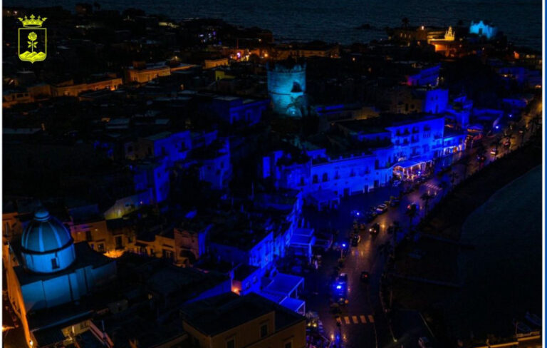 Forio si stringe nel dolore: tinta di blu in memoria delle vittime del Crans Montana