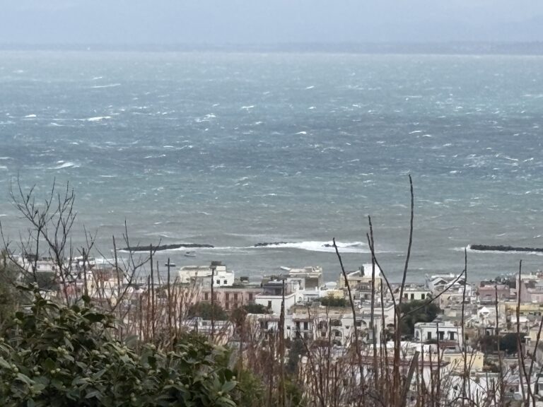 Vento forte e mare agitato in tutto il Golfo di Napoli, isole “isolate”. Miglioramento dalle 19 