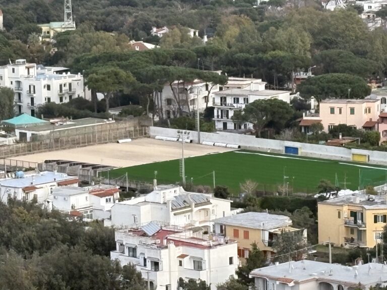 Ischia, riqualificazione Stadio Rispoli: il nuovo manto prende forma: coperti già i tre quarti del campo