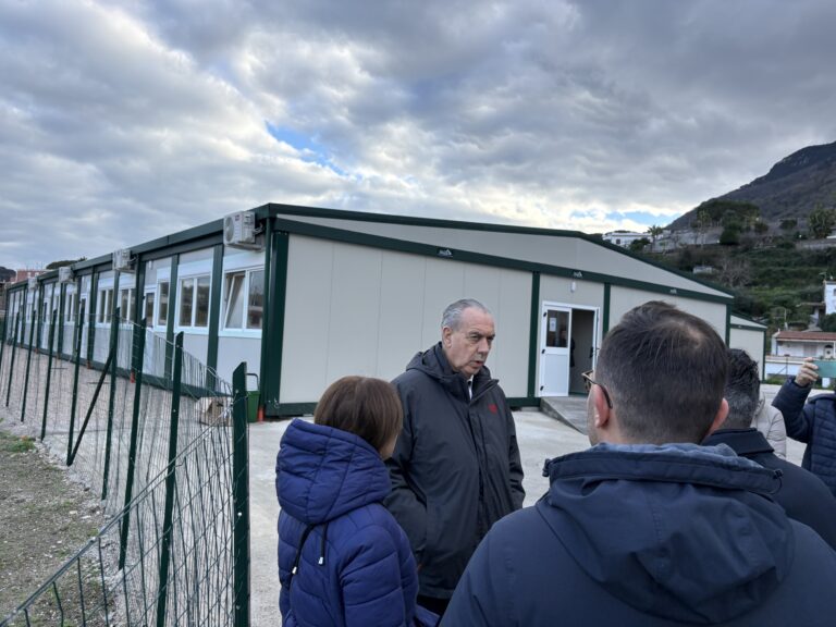 Forio, Legnini inaugura le aule provvisorie al Casale: “sicurezza a scuola come a casa”