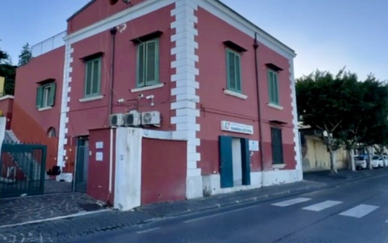 Ischia accoglie l’ammiraglio Aulicino: sopralluogo nelle strutture della Guardia Costiera