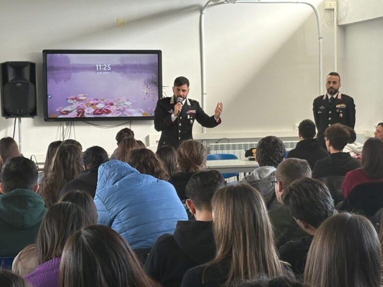 Ischia, i Carabinieri incontrano gli studenti del Buchner: focus su cyberbullismo e futuro nell’Arma