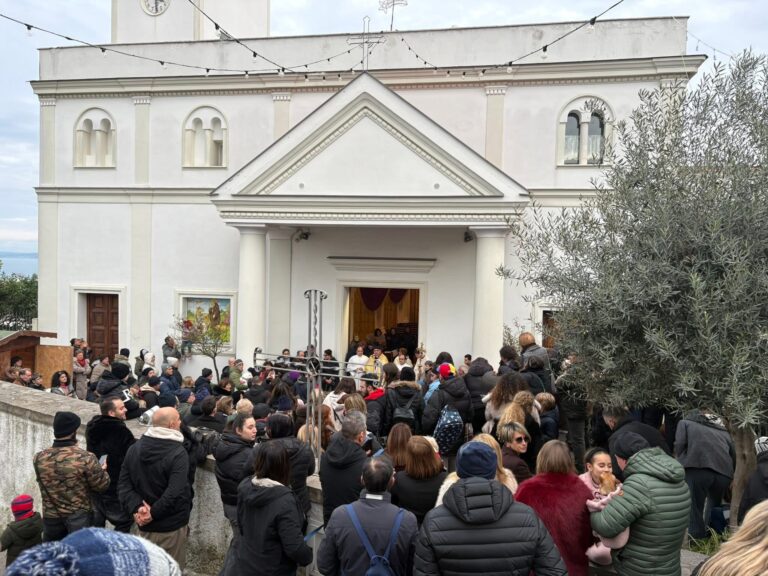 Ischia – Festa di Sant’Antonio Abate: grande partecipazione alla benedizione degli animali a Sant’Antuono