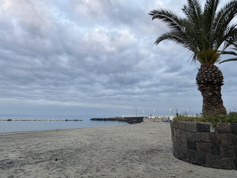 Casamicciola: prorogata la rifioritura delle scogliere alla spiaggia di Suor Angela