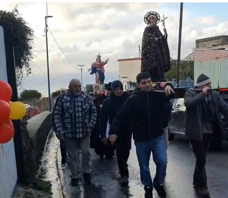 Fede e tradizione a Serrara Fontana: la comunità in processione per la Madonna Assunta e San Ciro al Ciglio 