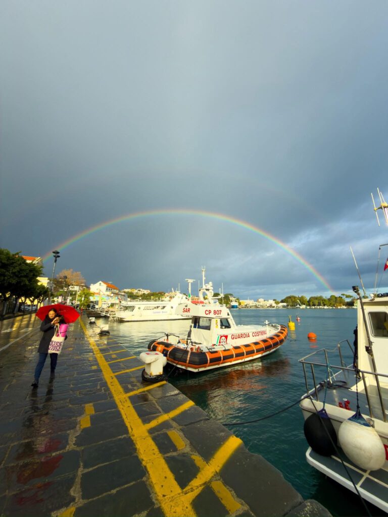 Un arcobaleno abbraccia il porto di Ischia: lo scatto che immortala un attimo 