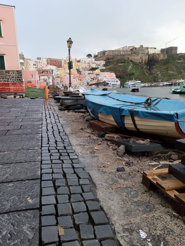 Corricella a Procida: la nuova passeggiata prende forma con la pietra lavica etnea