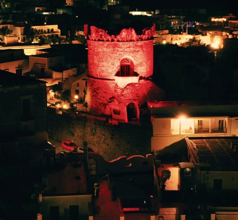 27 GENNAIO GIORNATA DELLA MEMORIA: IL TORRIONE DI FORIO SI TINGE DI ROSSO 