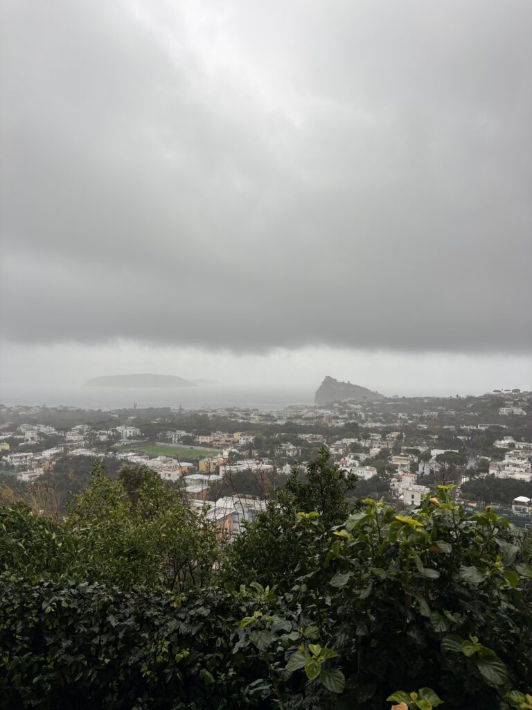 Ischia nella morsa del maltempo: venti forti, mare agitato e disagi in tutta l’isola