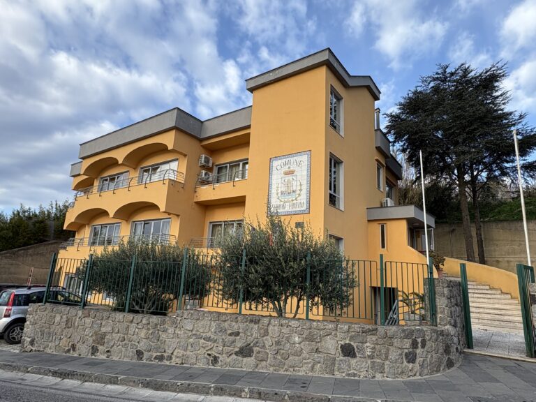 Serrara Fontana,  “Un dono sotto l’albero”: contributi alle famiglie fino al 20 gennaio. Ecco le modalità 