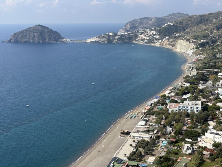 Maronti, via ai lavori di messa in sicurezza del Serpentone: aggiudicato l’appalto per la scala di accesso alla spiaggia