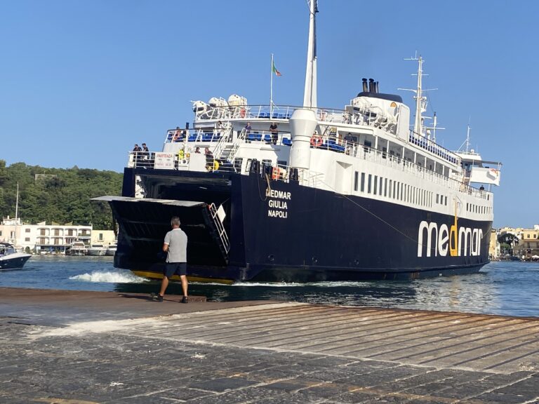 Ischia, via libera della Giunta al divieto di sbarco dei campani dal 3 aprile al 31 ottobre  