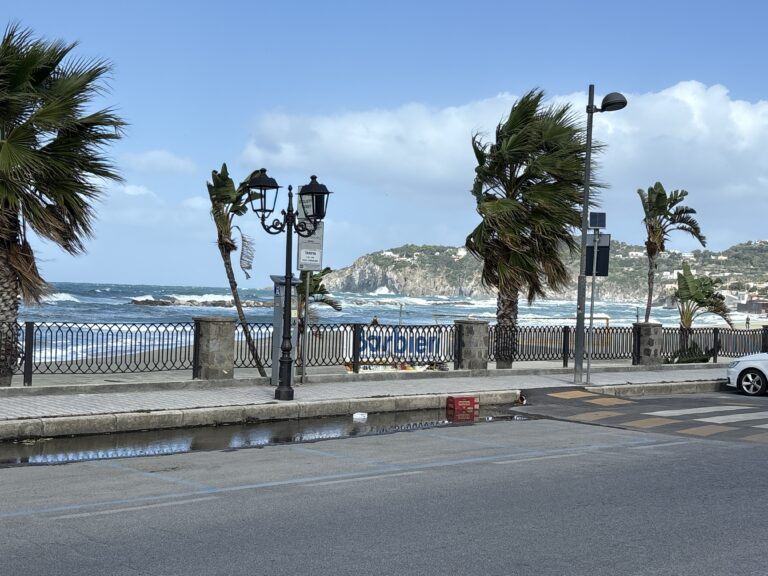 Ischia, raffiche oltre i 100 km/h sul Monte Epomeo: vento tempestoso e massima prudenza sull’isola