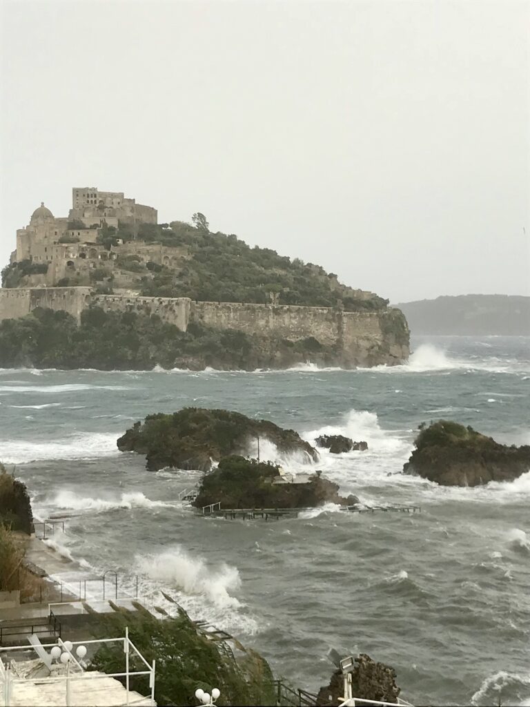 Vento forte e mare agitato: aliscafi fermi, collegamenti con le isole a singhiozzo nel Golfo di Napoli