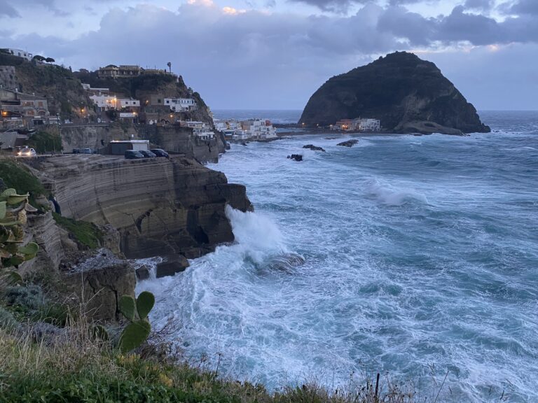 ALLERTA METEO GIALLA PER TEMPORALI, VENTO FORTE, MARE AGITATO SU TUTTA LA CAMPANIA