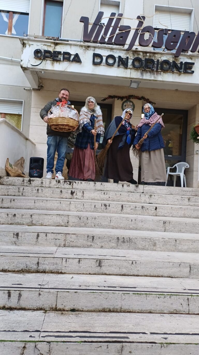 Ischia, le Befane degli Angeli della Carità portano doni e sorrisi a Villa Joseph e Baia Verde