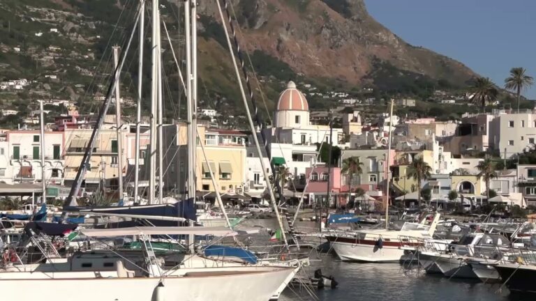 Divieto di sbarco Ischia 2026, Forio si smarca: “No al blocco totale, sì a divieti mirati”