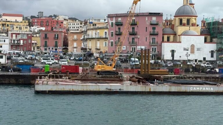 Pozzuoli, il pontone infinito: spunta il cartello ironico “Ci vuole solo un po’ di pazienza”