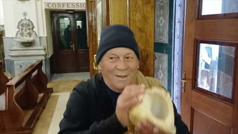 ISCHIA, LA PIOGGIA NON FERMA I RE MAGI CHE ARRIVANO IN CHIESA