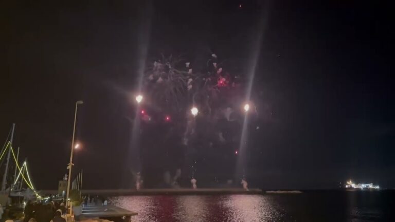 DAI BRUNCH AI FUOCHI, L’ISOLA ESPLODE DI MUSICA E FOLLA PER IL CAPODANNO