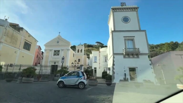 ABUSI EDILIZI A LACCO AMENO, SCATTA L’ORDINE DI DEMOLIZIONE