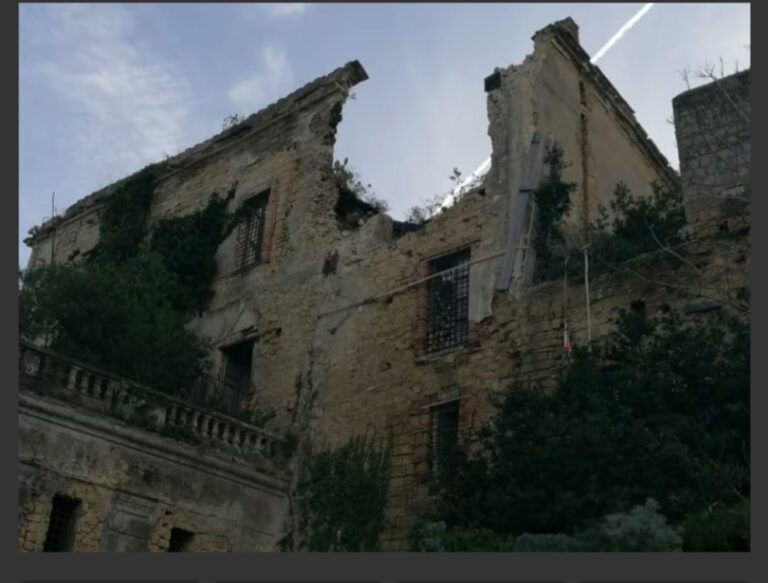 Crolla una parete nell’ex carcere di Terra Murata: paura a Procida, nessun ferito