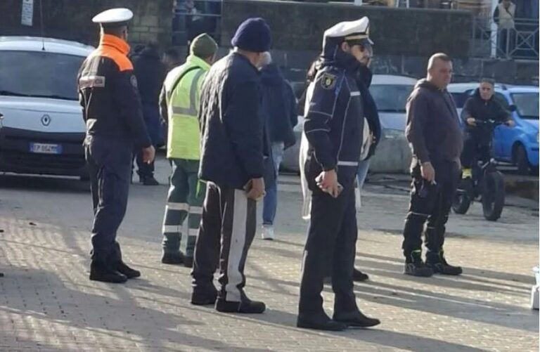 Pozzuoli, tre sacchi di medicinali abbandonati. Denunciato