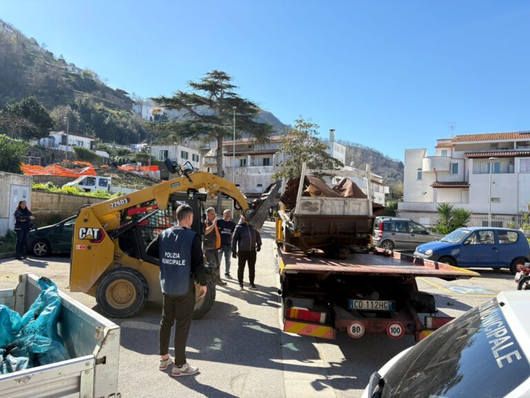 Ischia – Operazione “Decoro Urbano”: Rimossi relitti e veicoli abbandonati sul territorio comunale